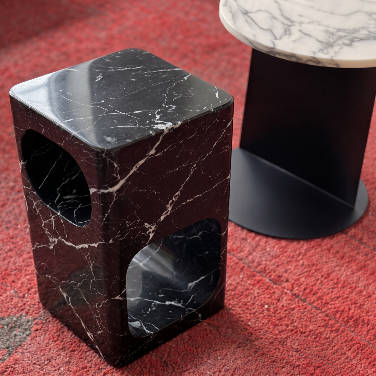 Mesa auxiliar de mármol Forma